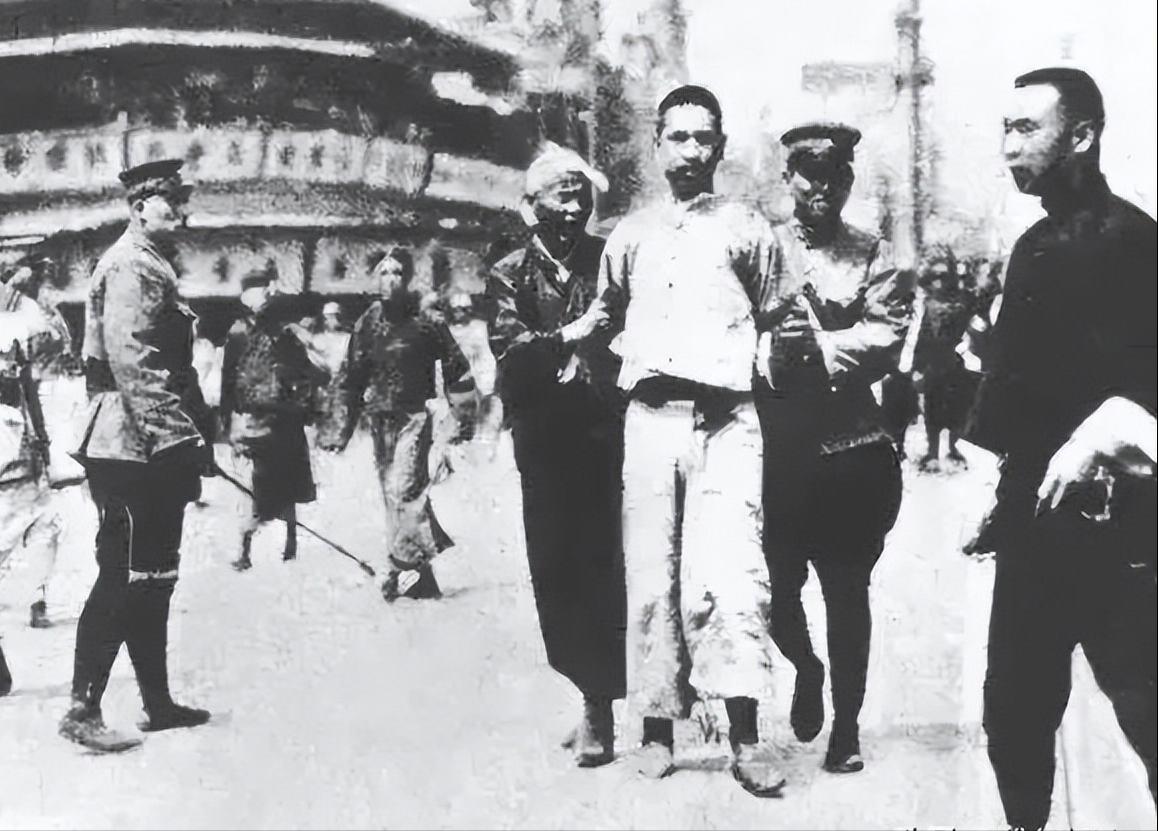 蒋介石叛变革命后，1927年4月22日，毛泽东、恽代英等和宋庆龄等40人联名签发