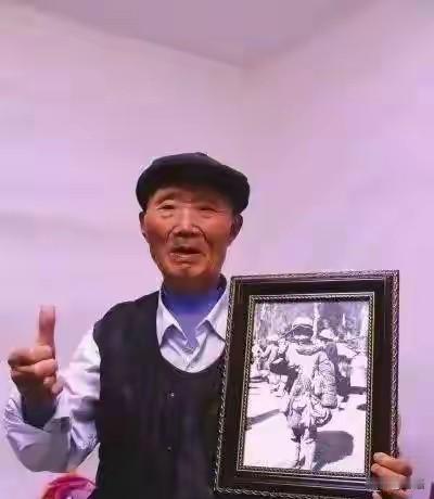 一张娃娃兵照片火遍中国，83岁老人看后老泪纵横：这是13岁的我啊
 
在抗日战争