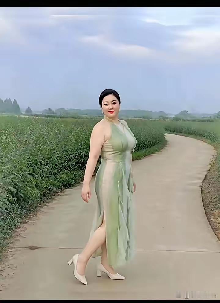 刚才在郊外田埂边撞见个姑娘，转头笑的那一下直接给我整懵了，这不就是《长恨歌》里写