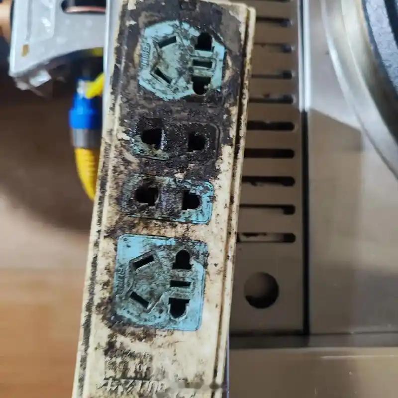 老人最容易忽略的用电隐患过年回老家我惊出一身冷汗，家里的插线板都裂开了，里面隐约
