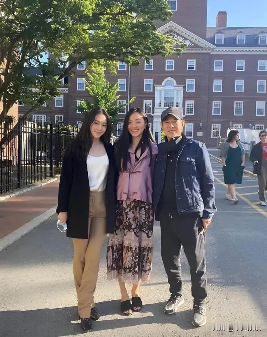 李连杰和他的两个女儿目前在新加坡度假。他们正在享受这座城市的美食和风景。两位女儿