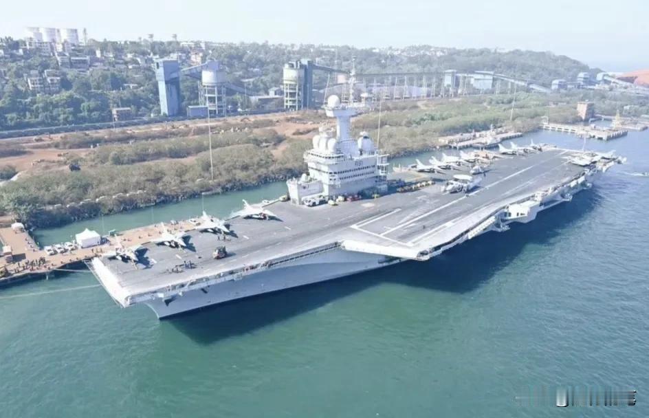 法国戴高乐航母编队浩浩荡荡抵达亚太，目前停靠印度果阿邦的莫穆高港。其实是作秀大于