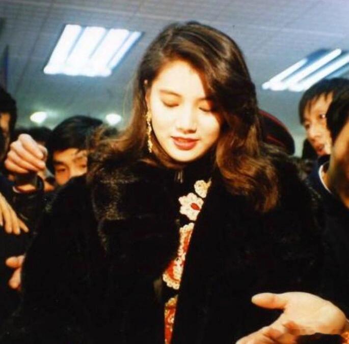 袁咏仪自曝曾被雪藏五十公里桃花坞沉寂的岁月打磨心性，也为后续爆发积蓄力量。袁咏仪