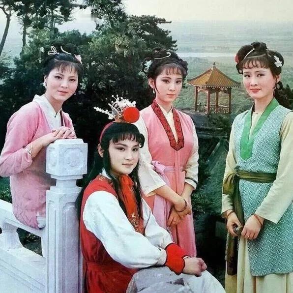 宝玉的交友原则是一以贯之的，为什么跟大观园的女孩子都处得非常好，跟老婆子反而不行