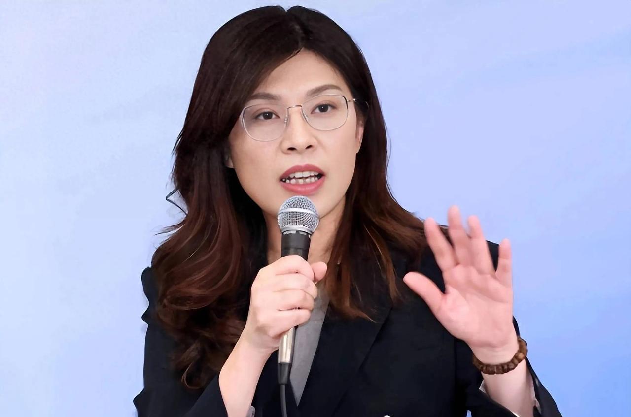 郑丽文返台后，国民党声势大涨，民进党做三大让步，赖清德怕了！   

郑丽文刚从