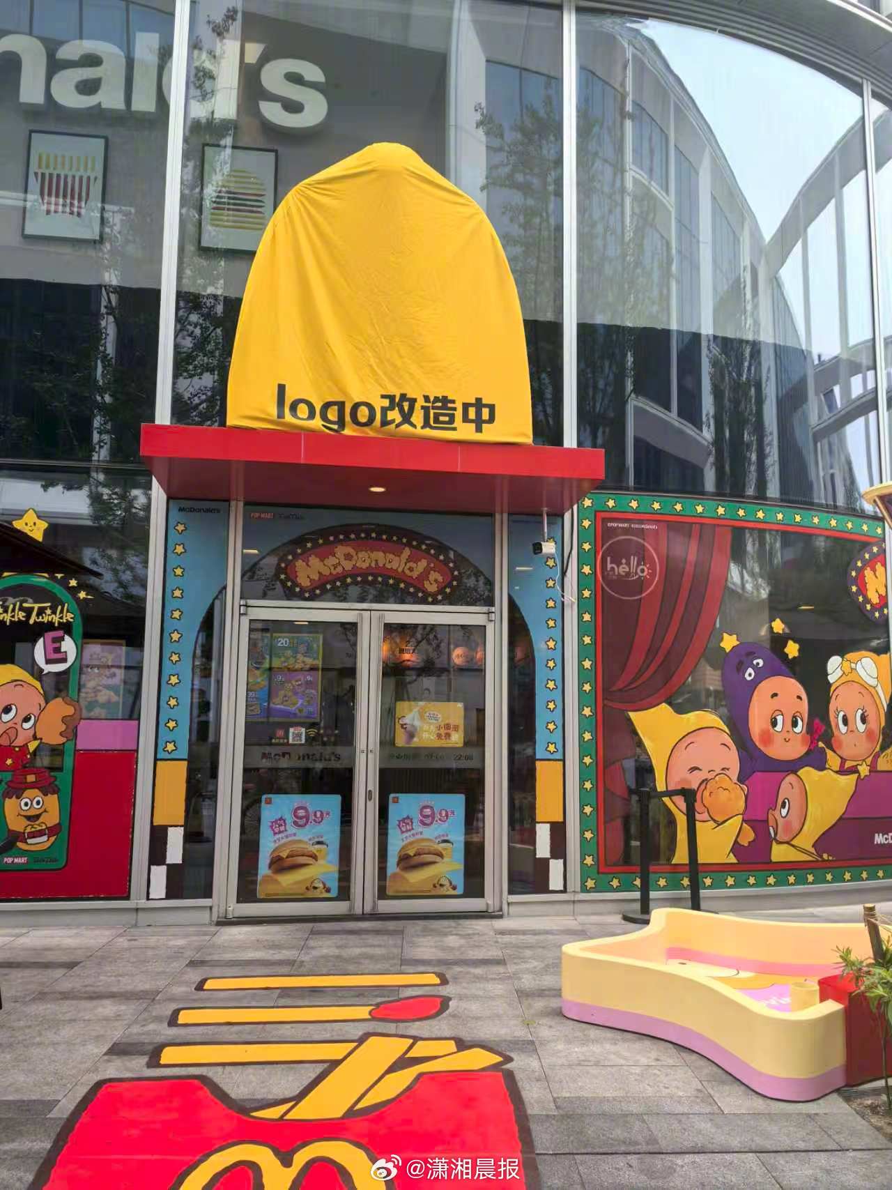 #麦当劳头顶长包了# 最近几天，长沙不少市民在路过麦当劳时都被门口的招牌吸引——