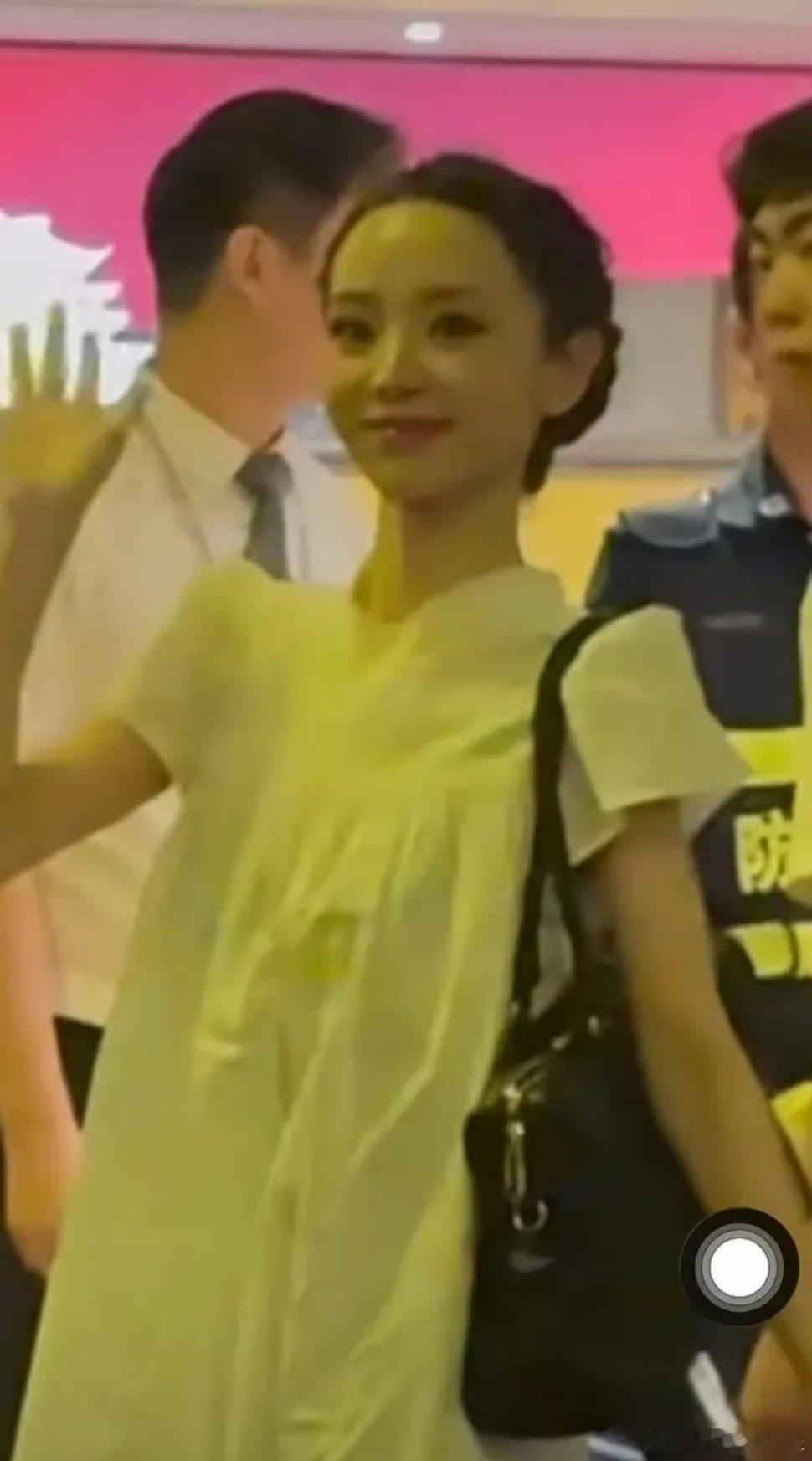 田曦薇没刘海差点认不出来甜妹剪掉空气刘海秒变清冷御姐！五官立体感拉满，下颌线锋利