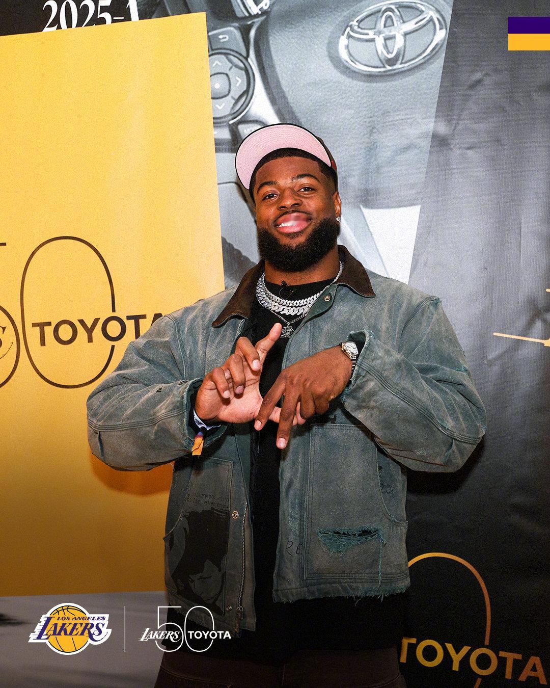 🐑 欢迎的职业碗球员贾里德•弗斯来到湖人主场看球！👏 愿你享受今晚的胜利！湖