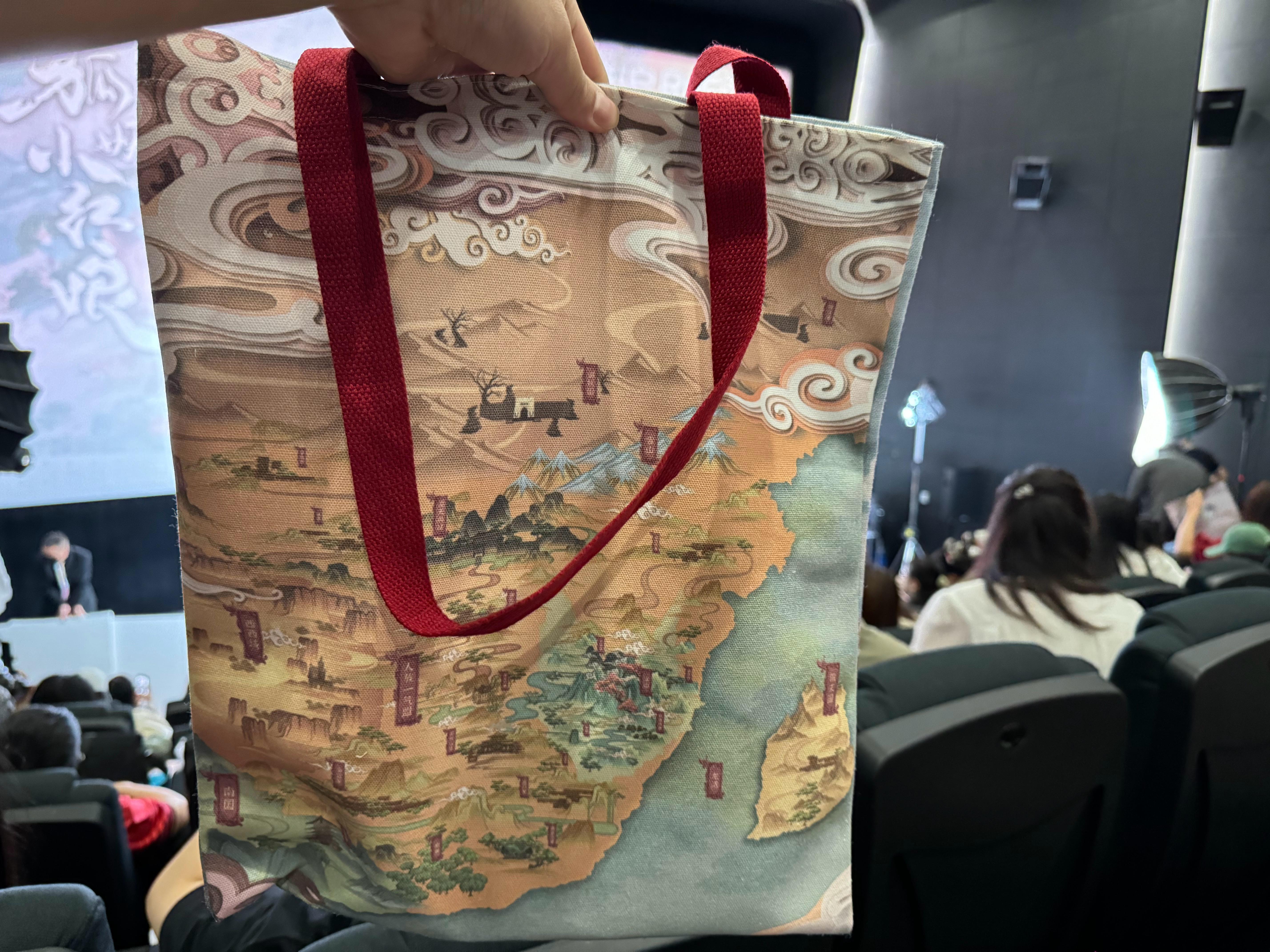   《狐妖小红娘月红篇》微博追剧现场，伴手礼非常丰富，主演杨幂、龚俊、郭晓婷、魏