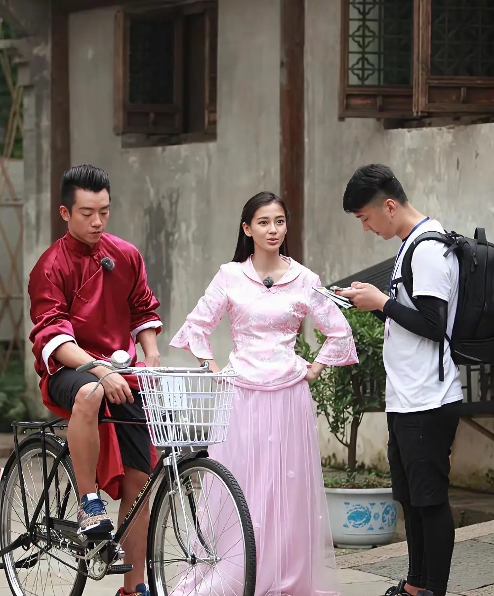 baby素颜不算白，但是五官太漂亮了，很真实 ​​​