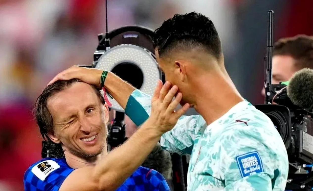 莱万转发争议言论，公开质疑FIFA偏袒葡萄牙和C罗。
世界杯激战正酣，场外风波也
