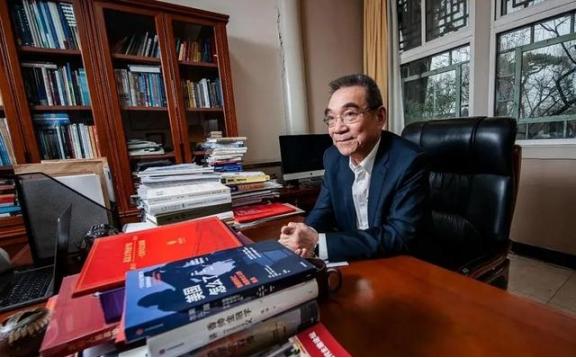 中国有两个专家预测特别准，一个是复旦大学预测乌克兰大概会亡国的张维为教授，另一位