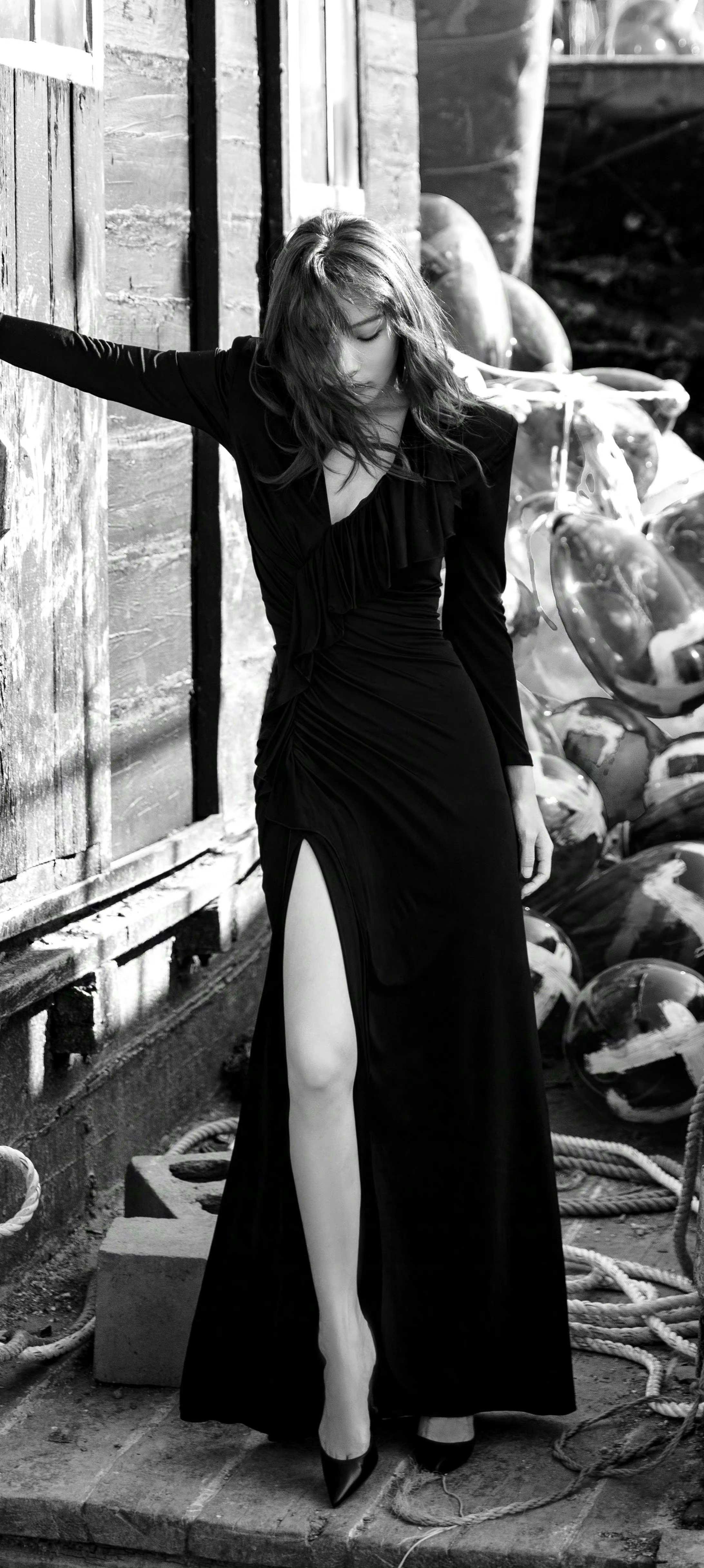 王珞丹质感大片：黑色开叉长裙，优雅曼妙 ​​​