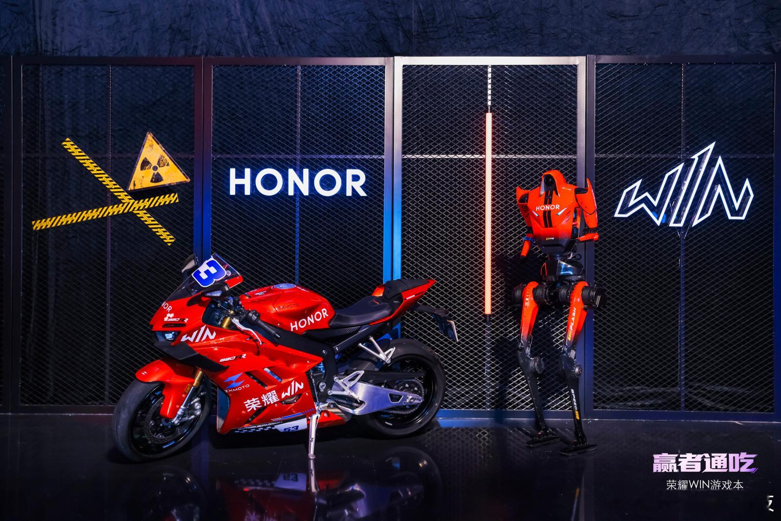 荣耀笔记本发布会张雪机车荣耀机器人 均来到了现场，而且一身红色外衣，机车红色，闪