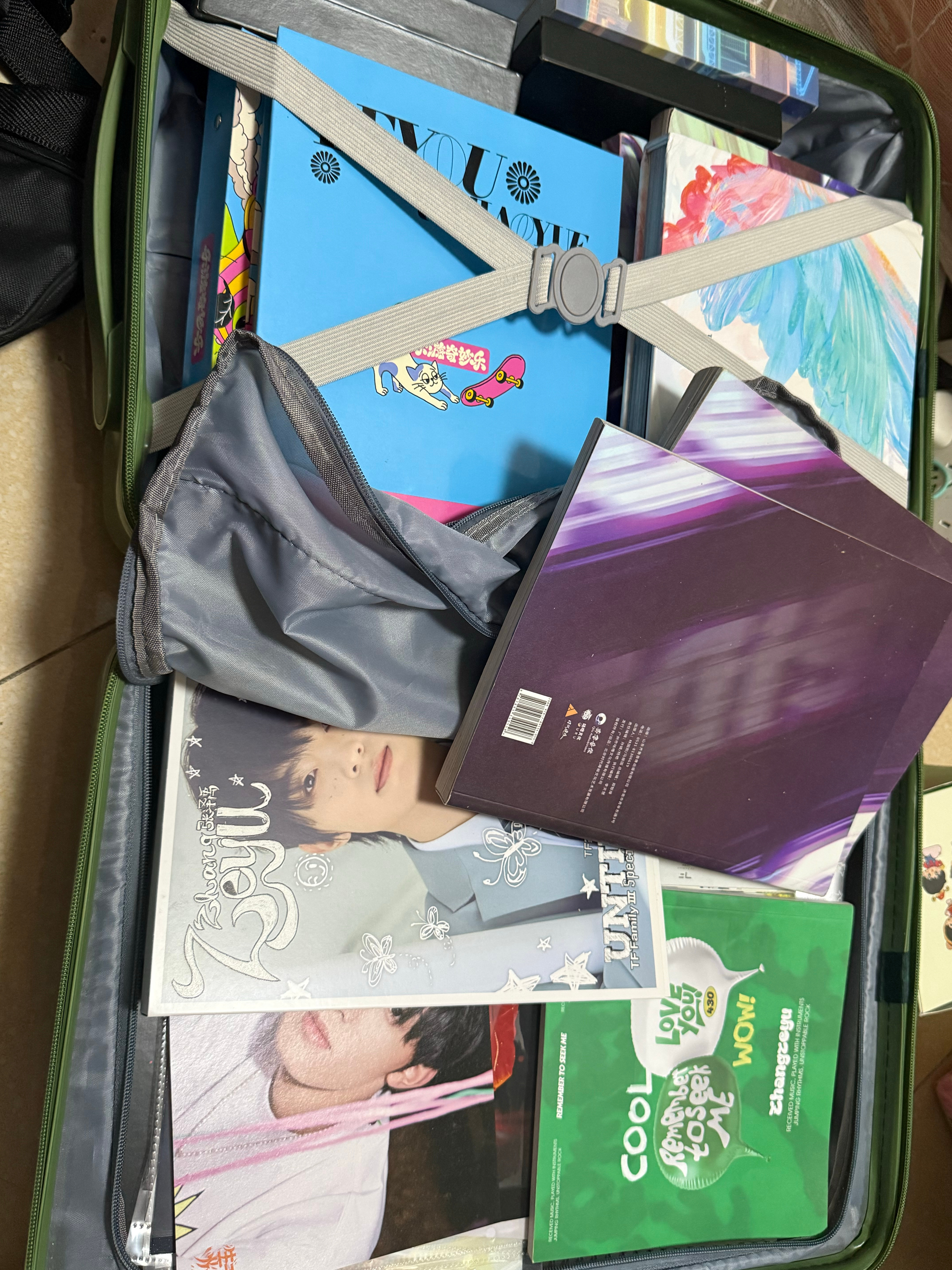 怎么一个行李箱塞不下。 