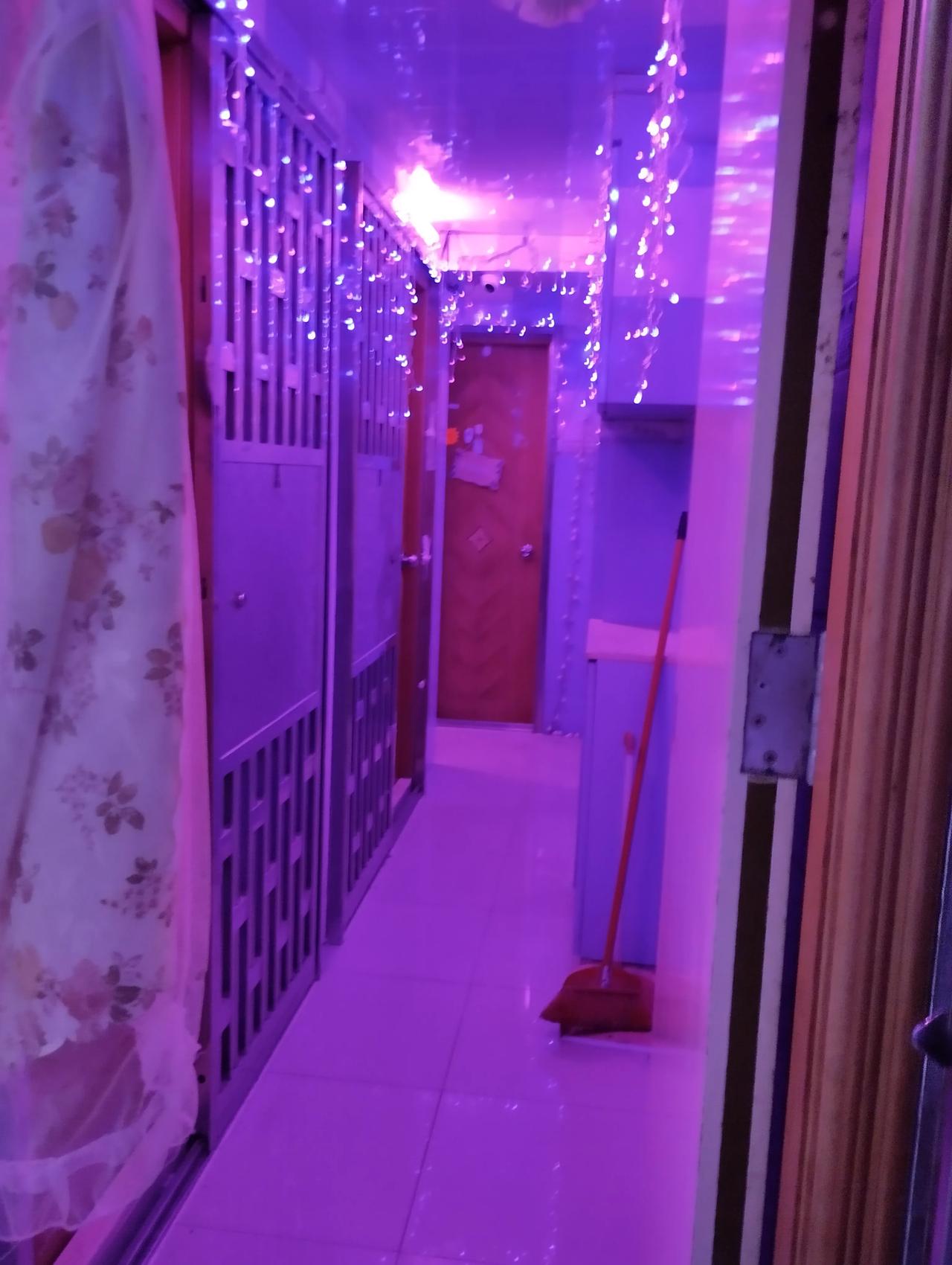 香港的另一繁华景象,包罗万有,不时有男人在这里徘徊!