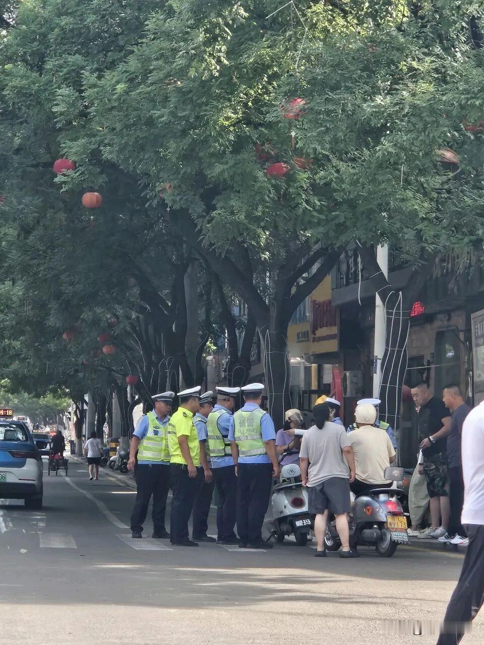 夏日生活打卡季今早洪洞古槐南路路段，交警开展非机动车交通整治，现场查处电动车各类