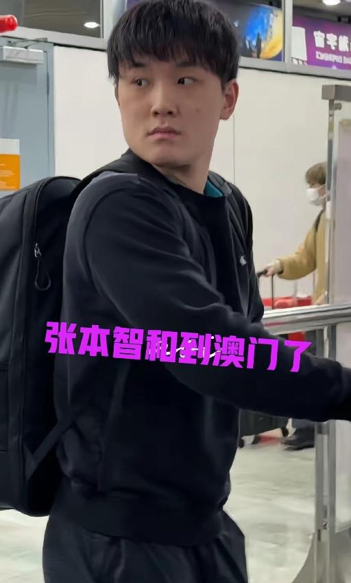 张本智和到澳门后，暴露一个不争的事实，那就是他没有赞助商，因为他又穿了那件旧 T