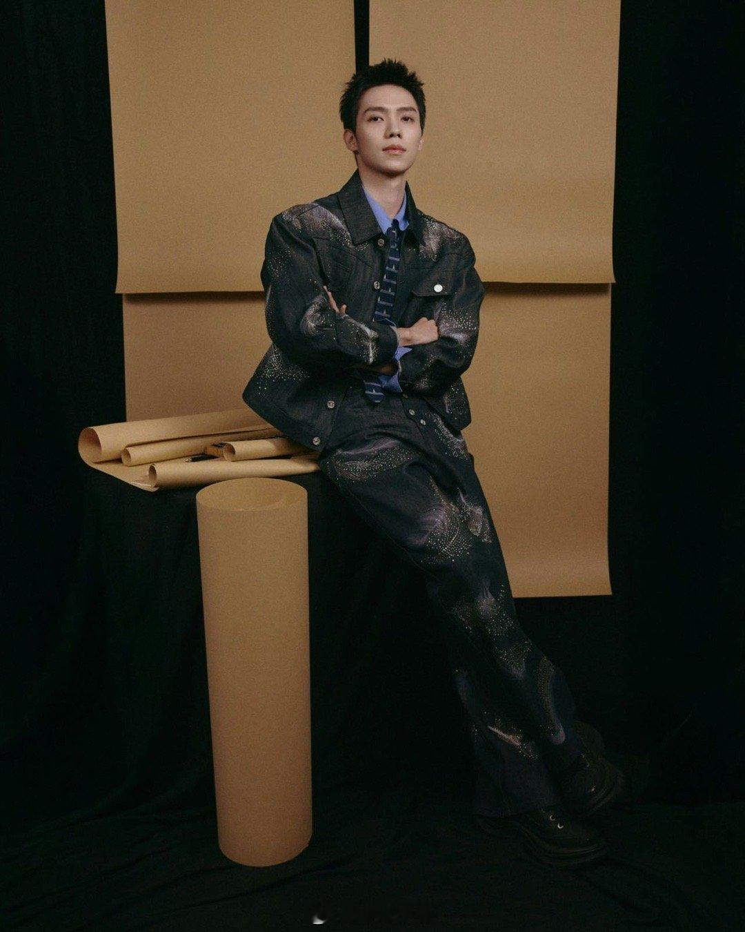 哇塞！罗一舟《大生意人》出发图太绝啦！刺猬头蓝衬衫戴眼镜，帅到犯规！重点是图里有