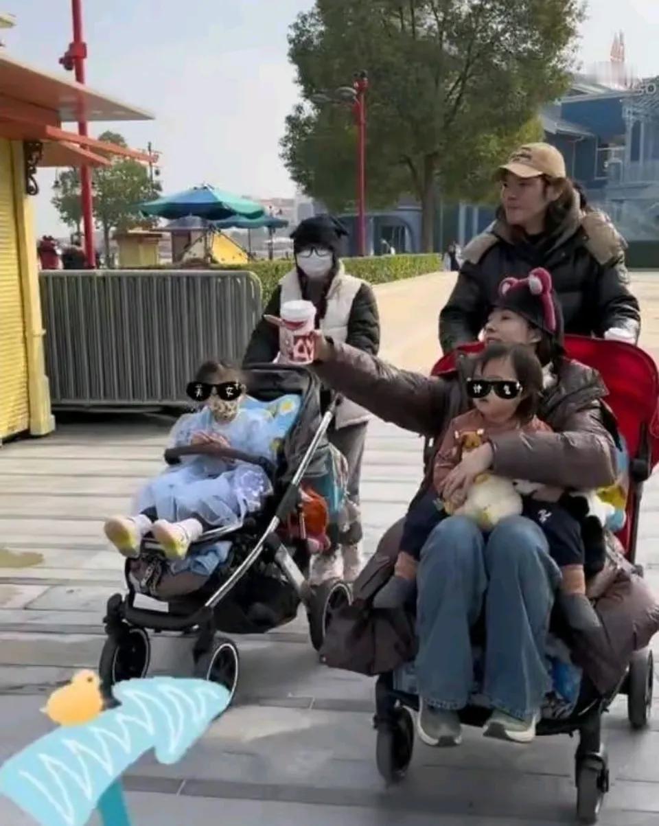 郭碧婷好幸福呀
那一天，郭碧婷向佐一家游玩迪士尼
郭碧婷坐在车上，向佐推着
很明