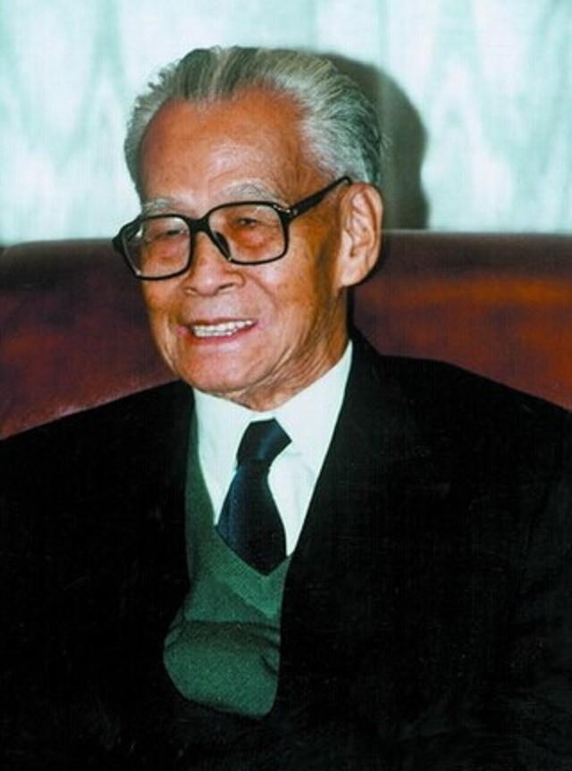 1965年李宗仁归国见毛主席，毛主席一句话令李宗仁无言以对，幸好身边秘书及时帮他