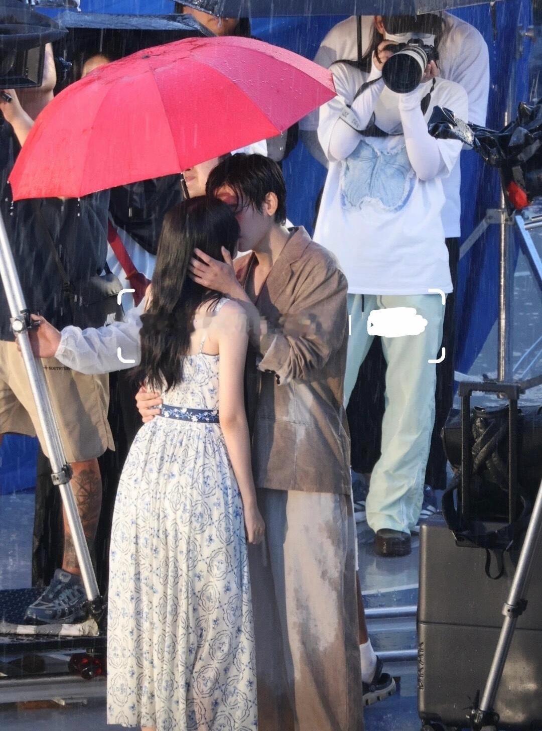 好美的雨中吻周也胡先煦雨中吻路透周也胡先煦撑伞雨中吻路透 ​​​