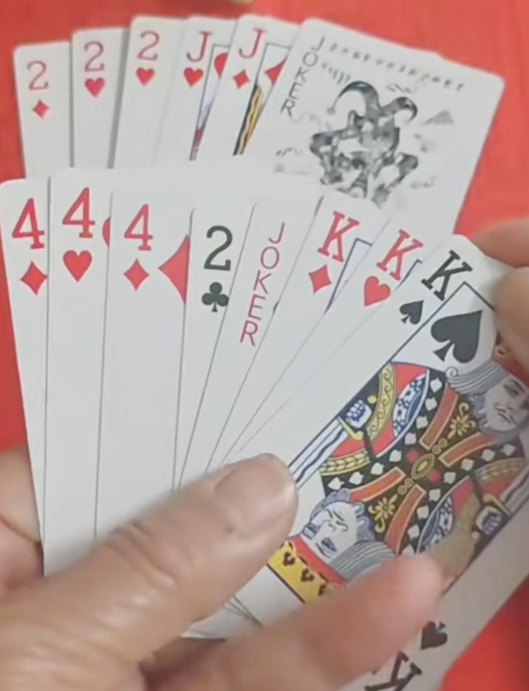 巧解残局。益智游戏，欢乐斗地主，规则有连有带，最多3带1，也可以3不带。下面牌的