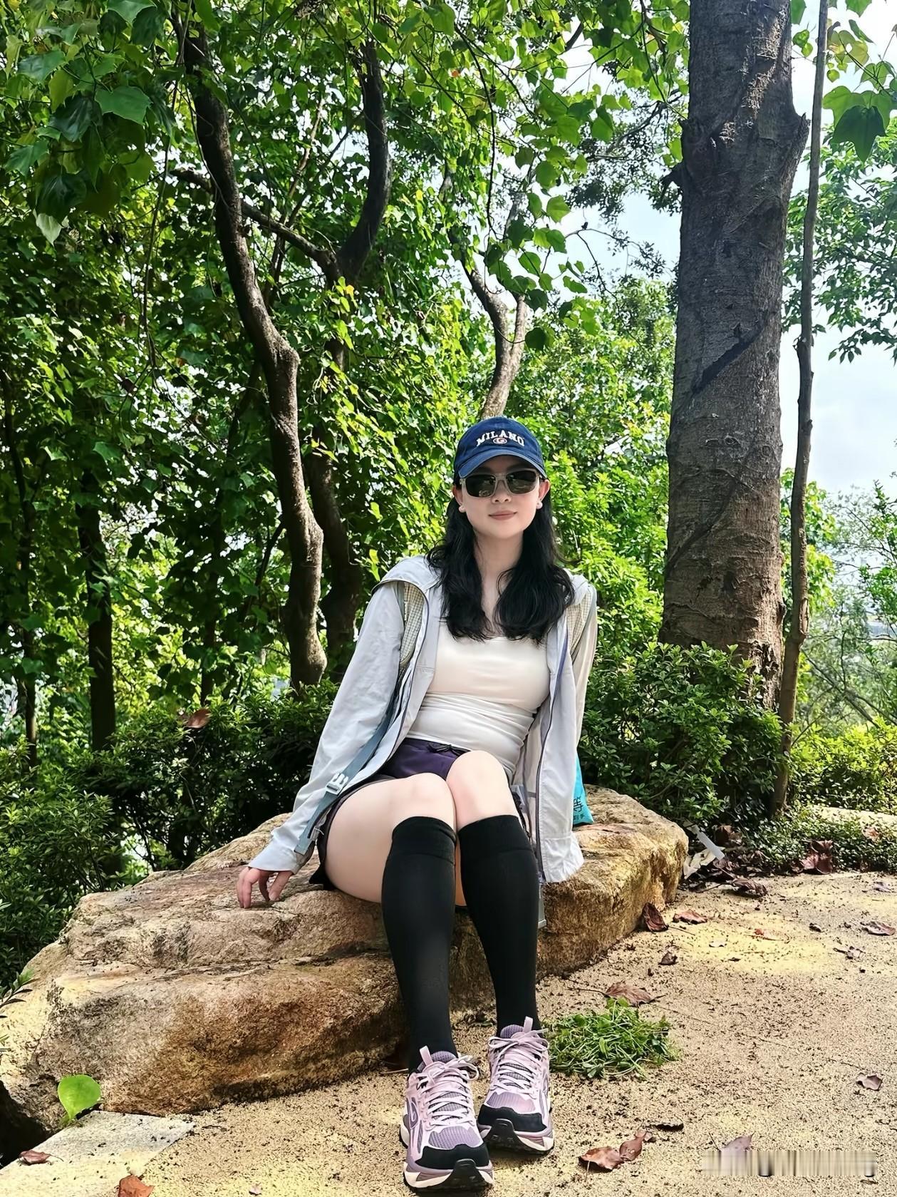 城市出逃计划｜把烦恼丢进山林里🌿
一步一阶，呼吸着满是草木香的空气，风里都是自