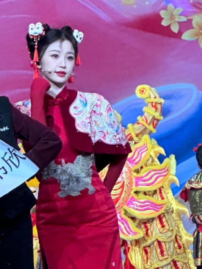 虞书欣年画娃娃 感觉一下就对了起来 