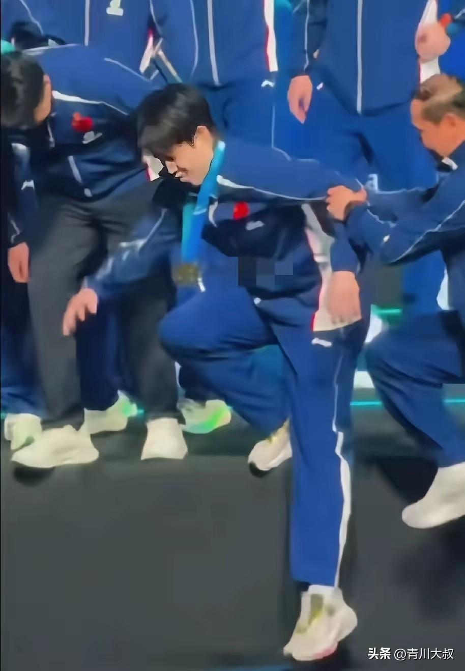 怪不得记者采访的时候，王楚钦说:每一天都不容易，庆幸自己活到了最后！

原来他是