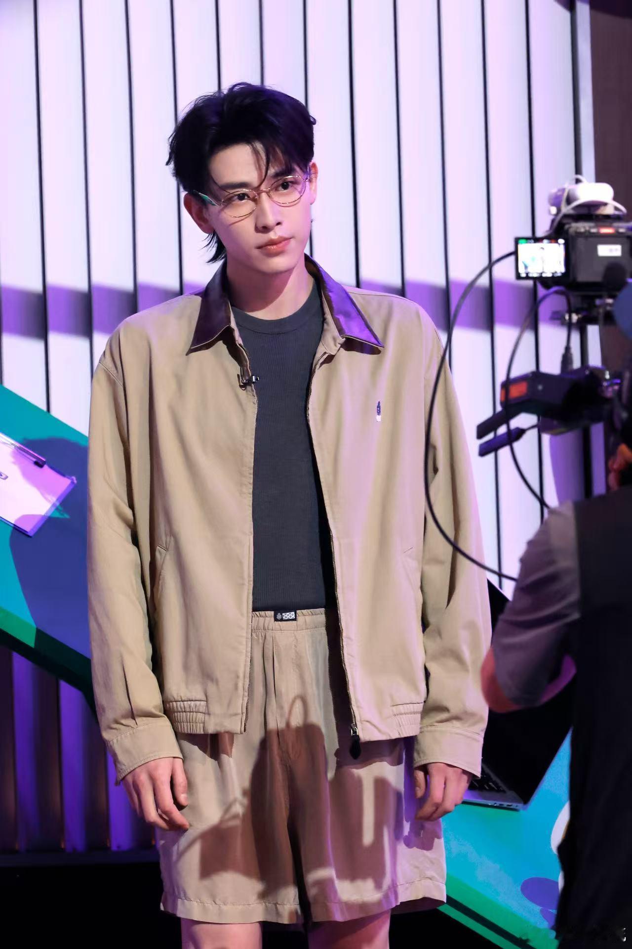 辛云来聪明真的可以演出来谁能想到荧幕里冷静睿智的角色扮演者，在反向指令游戏里状况