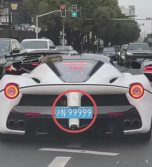 还真是没有对比，就没有伤害啊，我开的是二手的吉利帝豪，在我前面的是一辆法拉利，关