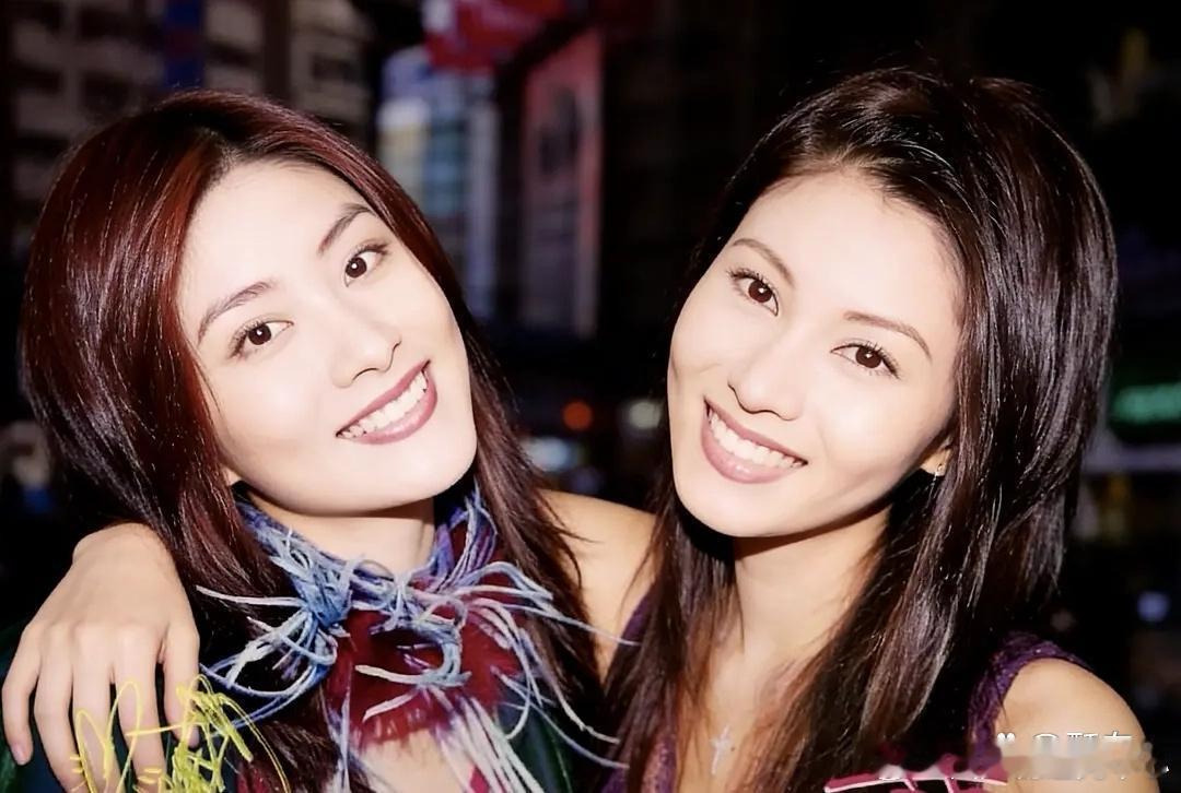 李嘉欣陈慧琳年轻时的化妆品同框，其实美貌势均力敌唉 