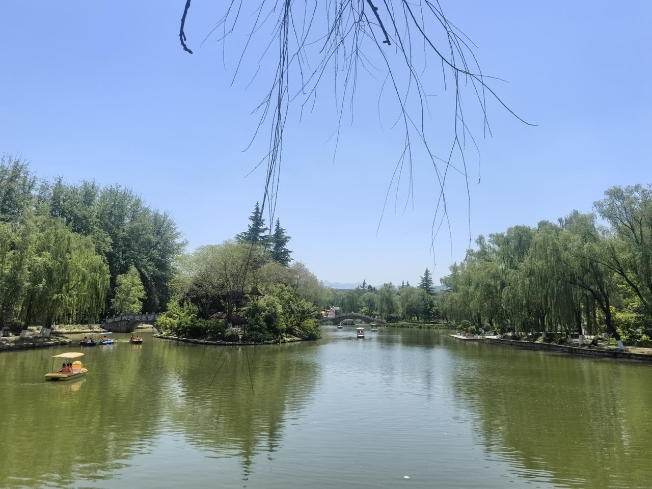在天水
我觉得开放型公园
最好的就数马跑泉公园了
秦州区的人民公园没有马跑泉公园