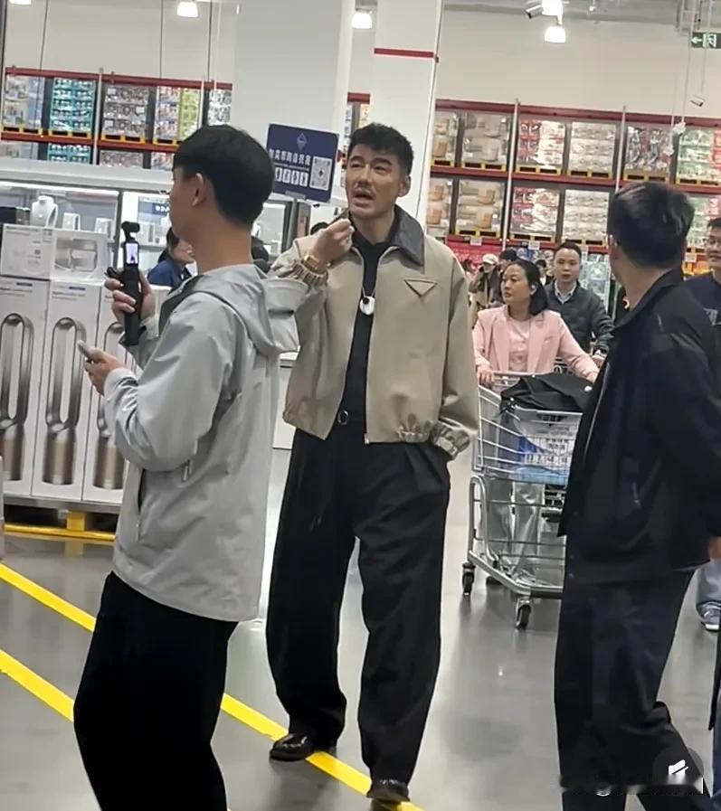 近日，网友在杭州萧山山姆偶遇胡兵，这一身要不是胡兵穿，这套就是上门维修的水电工服