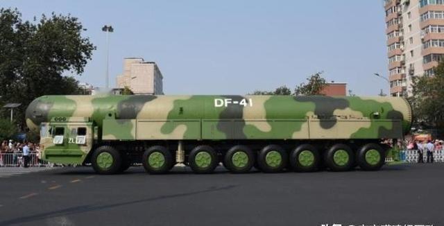 中国周围有四个国家有核武器，国防压力不小，必须时刻保持警惕。俄罗斯约有4440枚