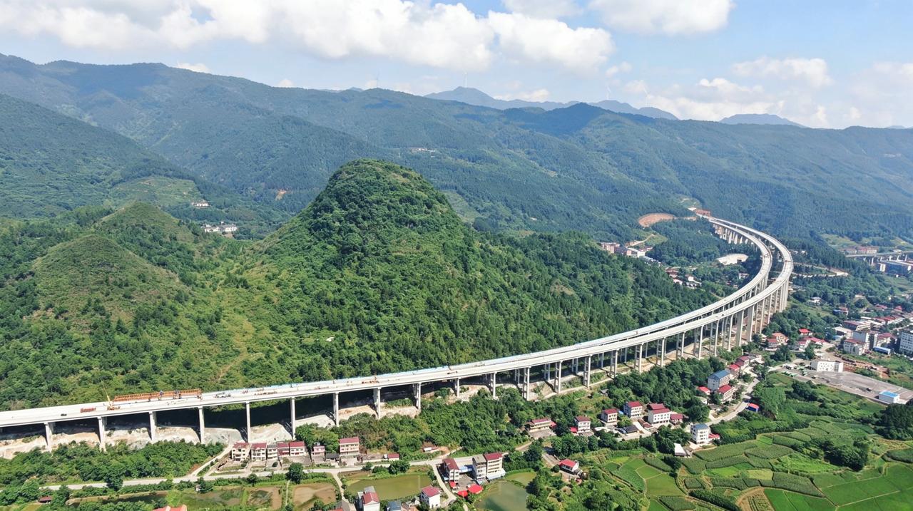 湘南大地织通途，八龙齐舞绘新篇——湖南在建高速上半年建设巡礼
 
仲夏时节，三湘