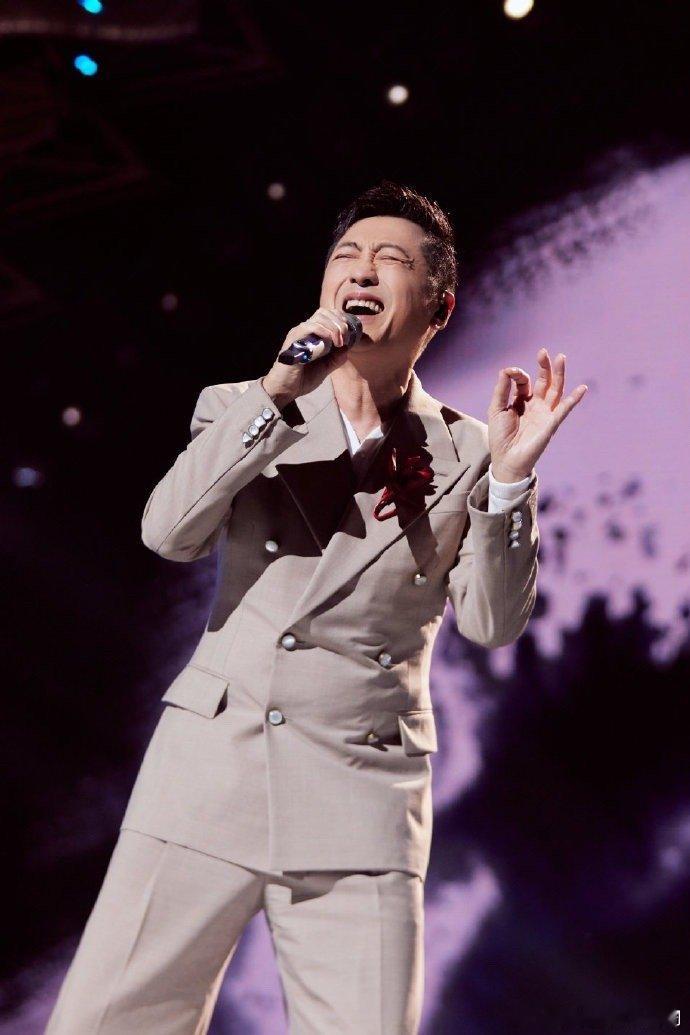 水墨晕染的舞台太戳心了！首演剧照里每位歌手都闪耀夺目，服饰与舞美完美融合，尽显华