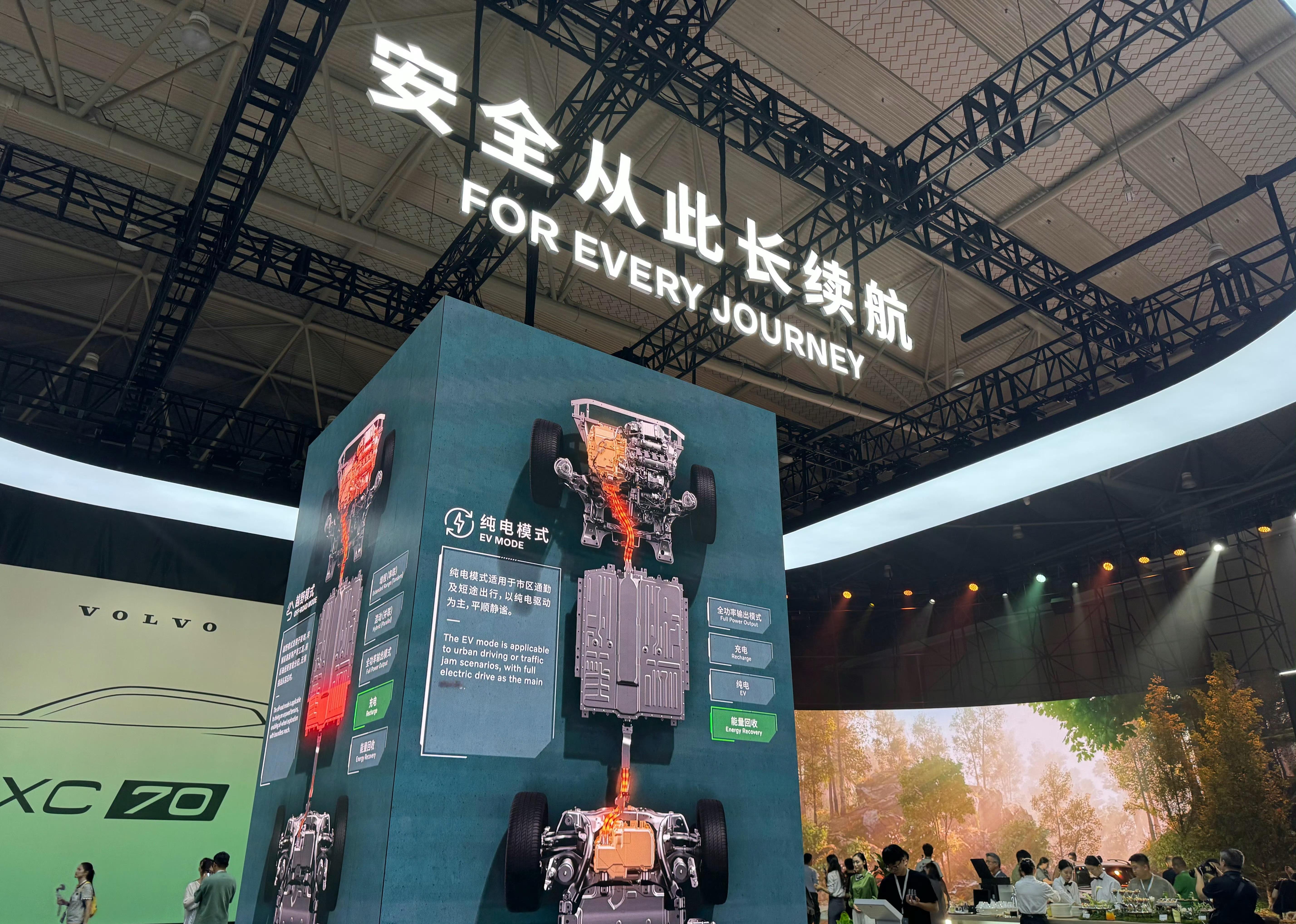 和常见的单电机混动或增程不同，沃尔沃全新xc70 采用的是「多电机+多挡变速」插