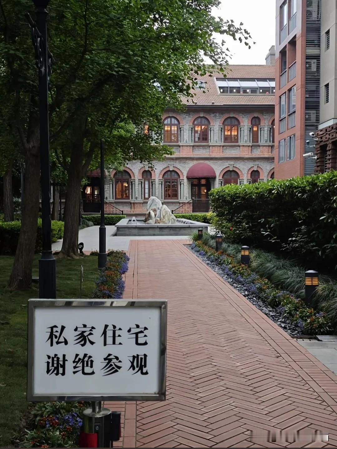 上海这样的房子都是什么人住着呢？
住在这里面的，想必是最为勤劳的工人和农民阶级吧