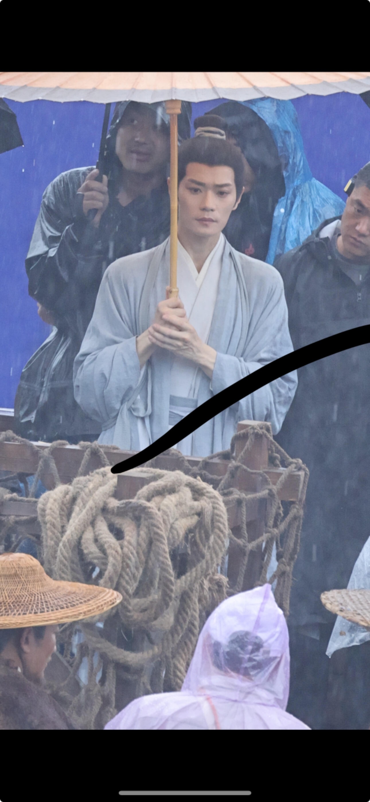 曹骏雨中撑伞路透 被曹骏的古装狠狠戳中！雨中撑伞的宋牧川眉眼温润又带着隐忍的破碎