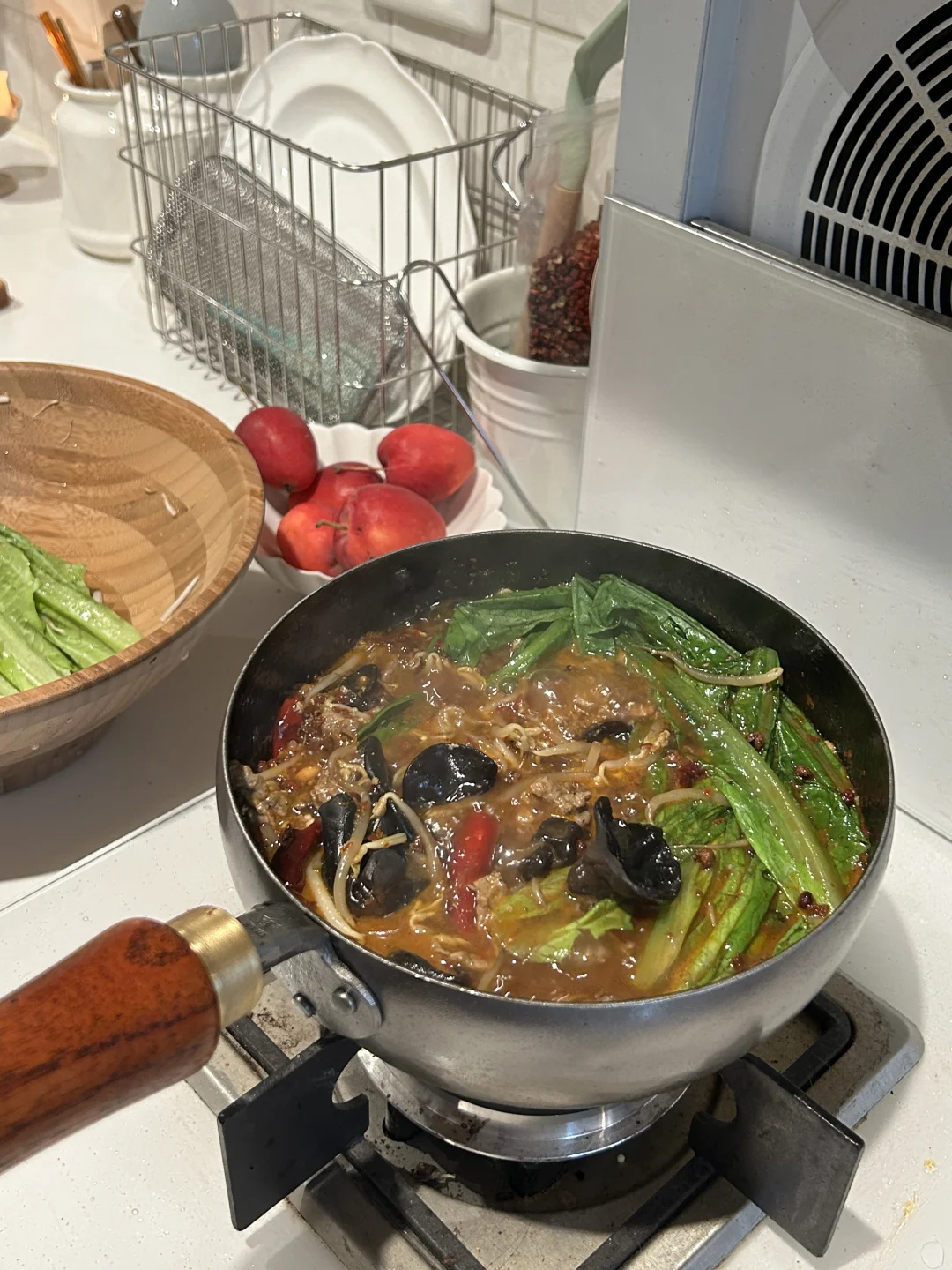 阴天的复古厨房🍁🧡🥬四溢着水煮牛肉的香气