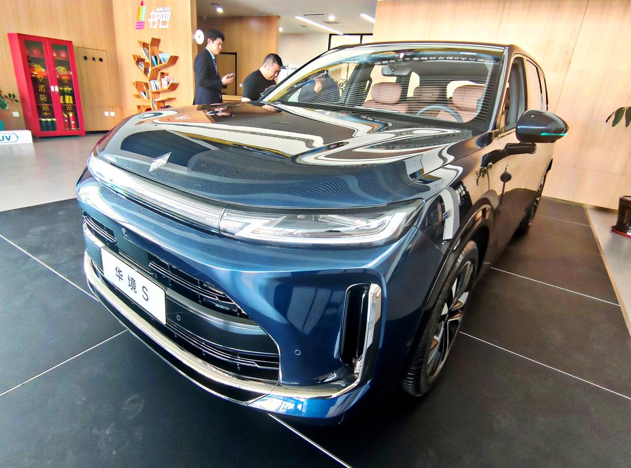 旗舰大六座SUV《华境S》  
  时下，各大汽车厂家都在推出大六座SUV，上汽