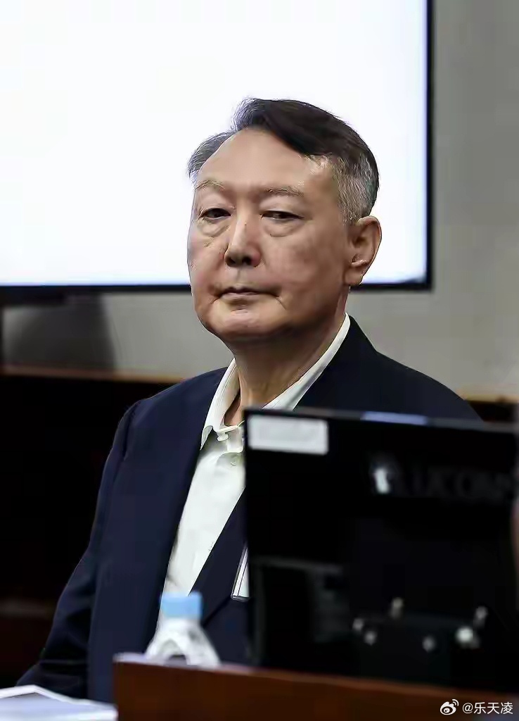 尹锡悦为何被要求死刑 原来是搞紧急戒严想攥紧权力，还让民生越变越糟——物价飞涨、