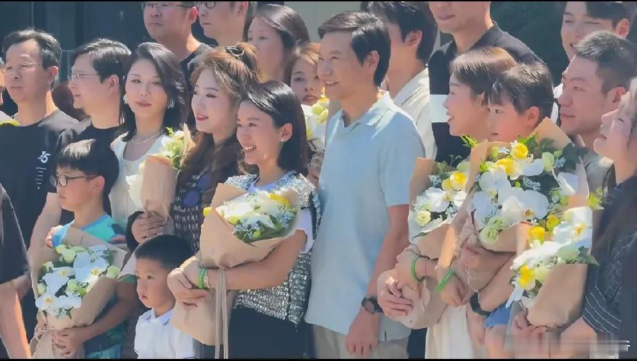 雷总和首批YU7女车主的合影！ ​​​
