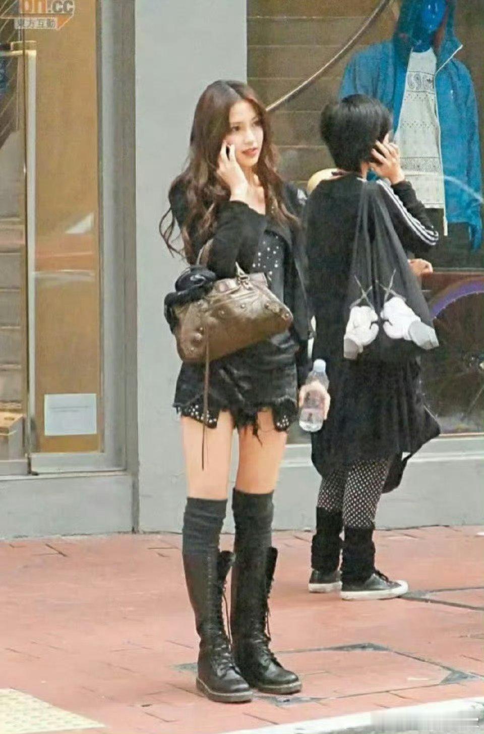 我要是星探我也能第一个发现她…太亮眼了 ​​​话说baby真的算是内娱颜值TOP
