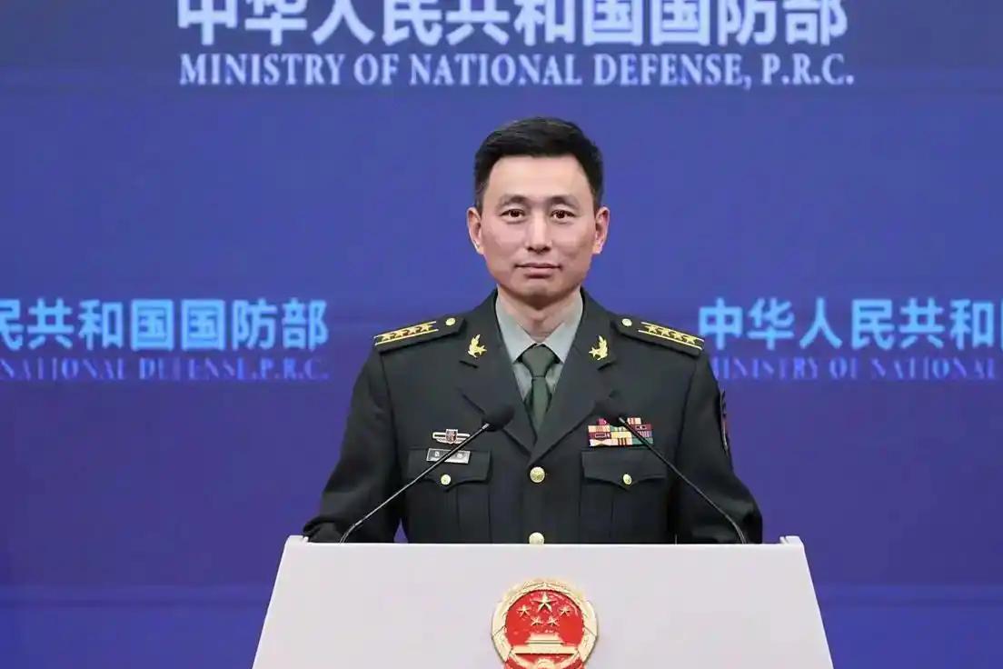 就在刚刚，
国防部举行例行记者会上，张晓刚大校公开喊话，中国人民解放军全时待战，