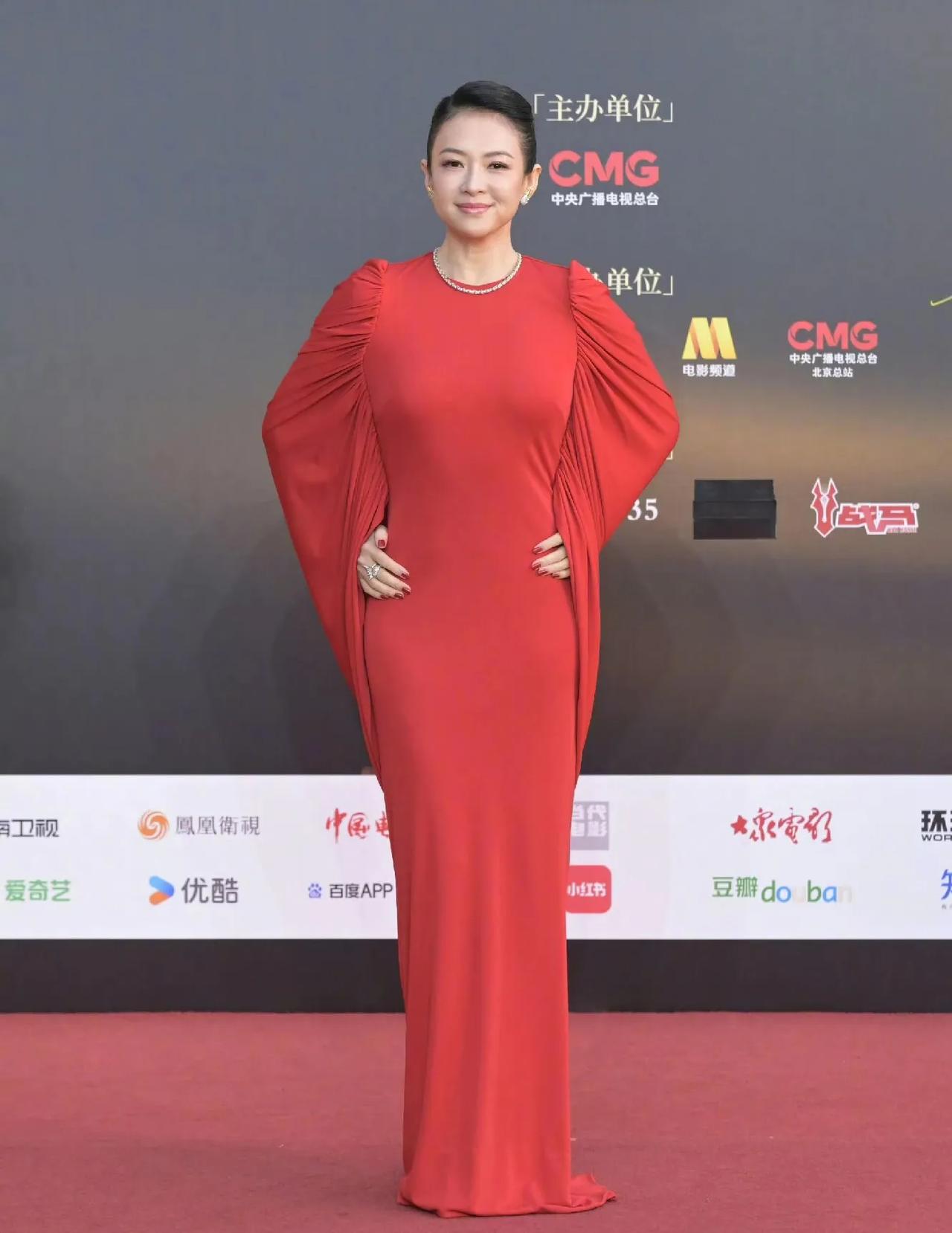 被章子怡的状态狠狠惊艳到！
增肥后多了几分温婉，这身材曲线太绝了
正红色长裙修身