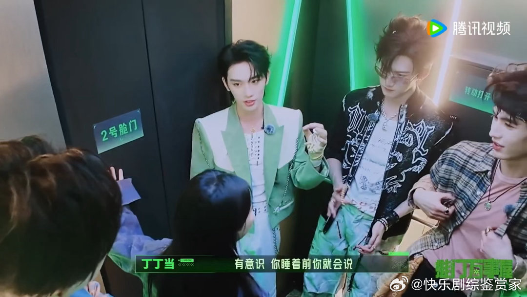 丁程鑫指导刘宇宁转呼啦圈新晋小老师丁程鑫上线，手把手指导刘宇宁练习转呼啦圈，认真