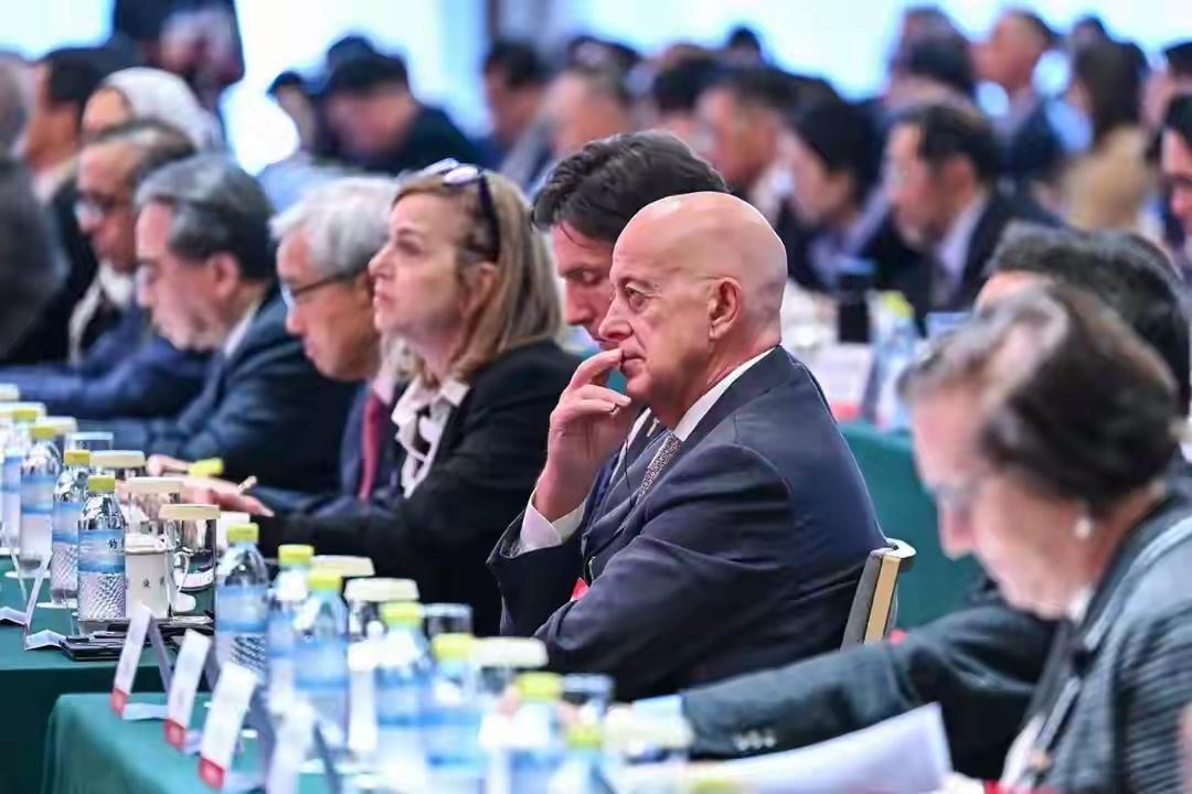 用餐高峰期取号困难，等位动辄两三千桌；线上预约排到一个月后；“黄牛”坐地起价，一